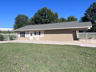1106 S Westport Dr, Marshall, MO 65340