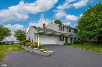 27 Meadow View St, Akron, PA 17501