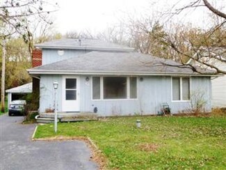 16 Hilltop Rd, Oakwood Hills, IL 60013