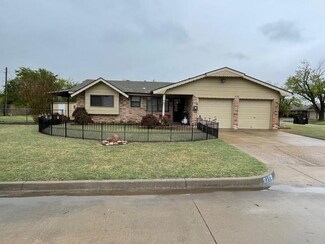 936 NW 14th St, Moore, OK 73160