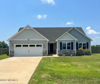 111 Woodwater Dr, Richlands, NC 28574