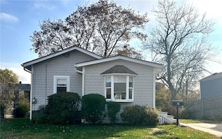 54 Planet Ave, Riverside, RI 02915