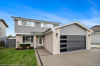 37762 Huron Pointe Dr, Harrison Township, MI 48045