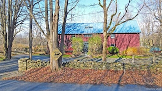 101 Drake Rd, Pleasant Valley, NY 12569
