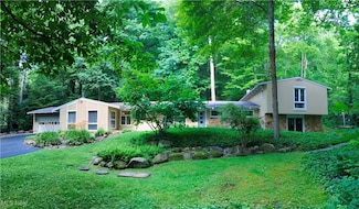 17079 Cats Den Rd, Chagrin Falls, OH 44023