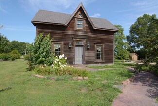 111 S Vine St, Farina, IL 62838