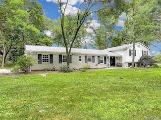 5753 Thorny Ash Rd, Rochester, MI 48306