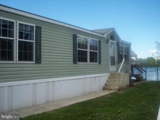 71 Lake Dr, Middletown, PA 17057