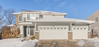 8643 Twin Lakes Dr, Jenison, MI 49428