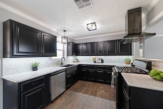 805 Betty St, El Campo, TX 77437