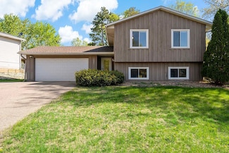 12024 Chesholm Ln, Eden Prairie, MN 55347