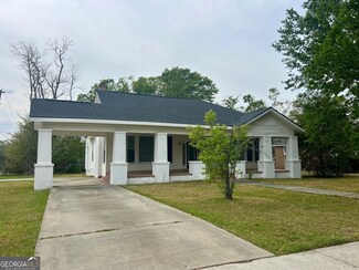 40 S College St, Metter, GA 30439
