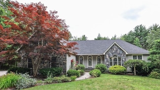 4 Fieldstone Dr, Hooksett, NH 03106
