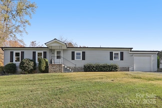 201 Cranbrook Cir, Hendersonville, NC 28792