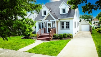319 S 3rd St, Watseka, IL 60970