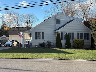 40 Alton Rd, Babylon, NY 11702