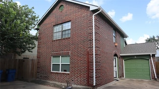6 Regency Ln, Houston, TX 77088