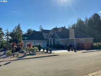 2208 Garfield St, North Bend, OR 97459