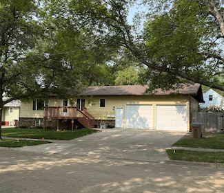 919 9th St NW, Minot, ND 58703