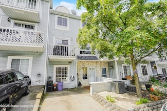 34 Country Dr N Unit 28, Staten Island, NY 10314
