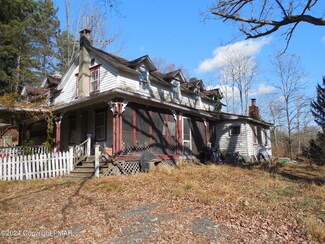 106 Burry Ln, Cresco, PA 18326