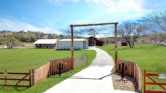 800 Quarter Horse Cir, Kingsland, TX 78639