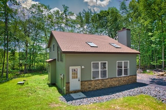 371 Underhill Dr, Tamiment, PA 18371