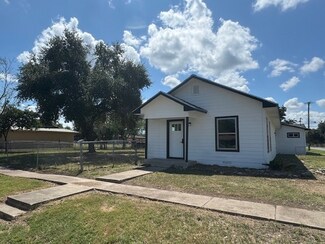 600 E Thornton St, Three Rivers, TX 78071
