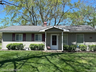 6284 Woodsdale Dr, Grand Blanc, MI 48439