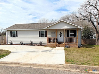 914 Dunn St, Yoakum, TX 77995