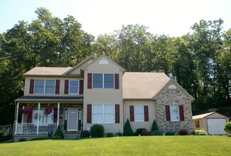 4017 Crest View Dr, Stroudsburg, PA 18360