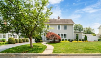 407 Meadowbrook Rd, Fairfield, CT 06824