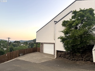916 NE Malheur Ave, Roseburg, OR 97470