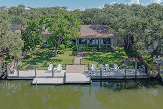 2001 Crescent Dr, Rockport, TX 78382