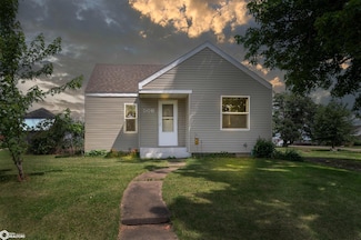 506 3rd St E, Newhall, IA 52315