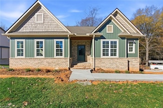 194 N Peace Haven Rd, Winston-Salem, NC 27104