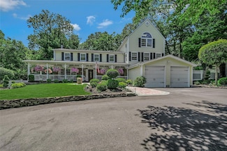 712 Brewster Dr, Port Jefferson, NY 11777
