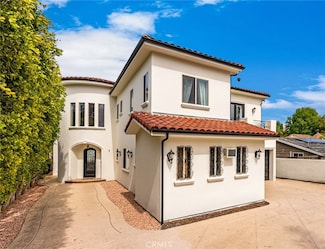 23123 Oxnard St, Woodland Hills, CA 91367