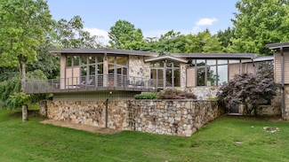 702 S Crest Rd, Chattanooga, TN 37404