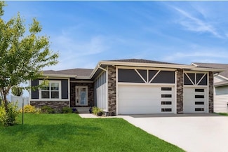 955 Spruce St, Waukee, IA 50263