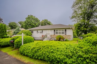 26 Oakleaf Dr, Waterbury, CT 06708