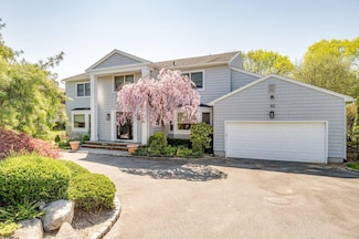 82 Woods Dr, Roslyn, NY 11576