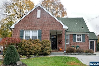 21 Crest Dr N, Cresskill, NJ 07626