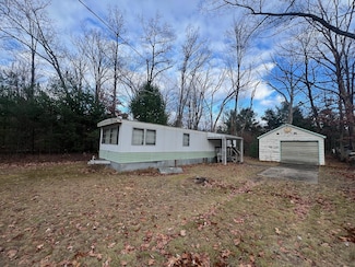 308 Wyckoff Dr, Houghton Lake, MI 48629