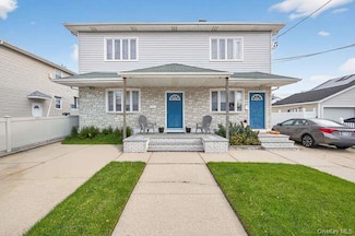 132 Roosevelt Ave, Mineola, NY 11501