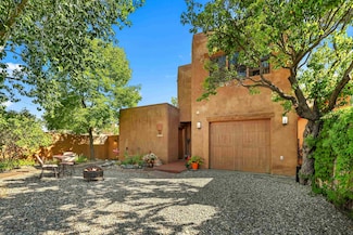 129 San Antonio St, Taos, NM 87571