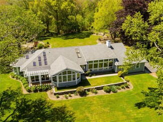 418 Poppasquash Rd, Bristol, RI 02809