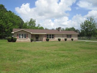 307 Lakeview Dr, Glennville, GA 30427