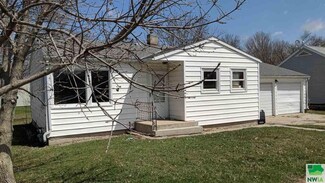 16 Avenue C W, Lake Park, IA 51347
