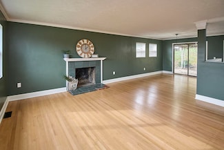 121 Honeysuckle Ln, Huntington, WV 25701